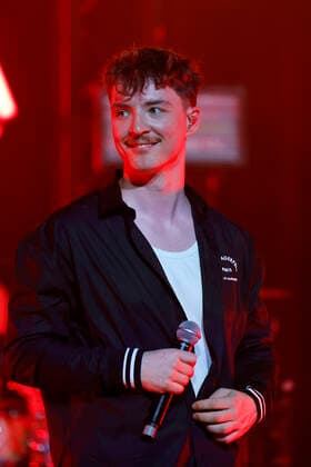 Musiker und Webvideoproduzent Roman Lochmann mit seiner Band HE RO bei ihrem Debütkonzert im Theater am Tanzbrunnen. Köln, 15.05.2022 NRW Deutschland Copyright: xChristophxHardtx