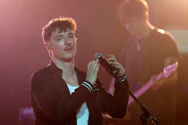 Musiker und Webvideoproduzent Roman Lochmann mit seiner Band HE RO bei ihrem Debütkonzert im Theater am Tanzbrunnen. Köln, 15.05.2022 NRW Deutschland Copyright: xChristophxHardtx