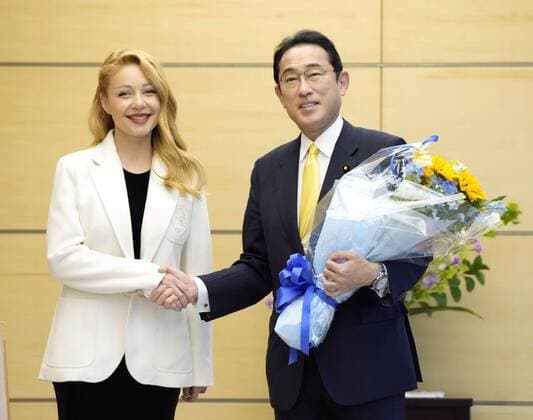 Entertainment Themen der Woche KW20 Entertainment Bilder des Tages Ukrainian singer Tina Karol, Japan PM Kishida Ukrainian singer Tina Karol (L) shakes hands with Japanese Prime Minister Fumio Kishida at the premier s office in Tokyo on May 16, 2022, amid Russia s invasion of Ukraine.  A14AA0001290462P