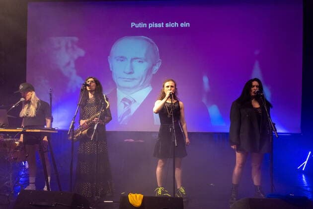 St. Johann 15.05.2022, St. Johann, AUT, bekannte russische Protestband Pussy Riot spielt Konzert in Tirol, im Bild live on Stage live on Stage during a concert of the Russian protest band Pussy Riot in St. Johann, Austria on 2022 05 15. Expa
