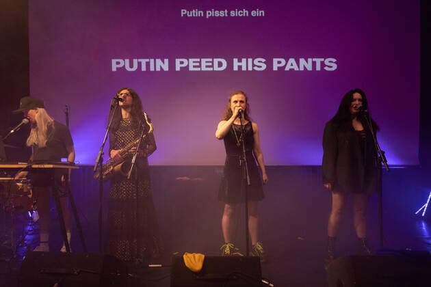 St. Johann 15.05.2022, St. Johann, AUT, bekannte russische Protestband Pussy Riot spielt Konzert in Tirol, im Bild live on Stage live on Stage during a concert of the Russian protest band Pussy Riot in St. Johann, Austria on 2022 05 15. Expa