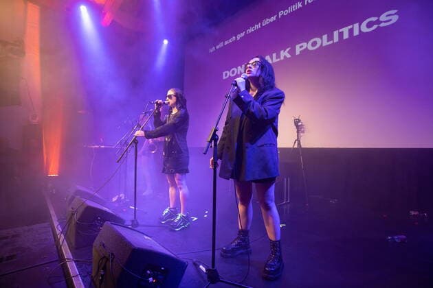 St. Johann 15.05.2022, St. Johann, AUT, bekannte russische Protestband Pussy Riot spielt Konzert in Tirol, anlässlich eines Konzert der russischen Band Pussy Riot am Sonntag, 15. Mai 2022 in St. Johann in Tirol, im Bild v.l. Maria Mascha AÂ­ljochina, Olga Bordisova during a concert of the Russian protest band Pussy Riot in St. Johann, Austria on 2022 05 15. Expa