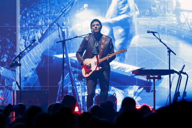 Gitarrist Pal Waaktaar-Savoy von der norwegischen Band A-ha bei ihrem Konzert in der Lanxess-Arena. Köln, 15.05.2022 NRW Deutschland Copyright: xChristophxHardtx