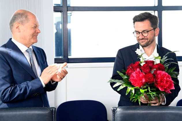 News Themen der Woche KW20 News Bilder des Tages Olaf Scholz und Thomas Kutschaty bei der Ankunft der SPD Gremien zu hybriden Sitzungen im Willy-Brandt-Haus. Berlin, 16.05.2022 *** Olaf Scholz and Thomas Kutschaty on arrival of SPD committees for hybrid meetings at Willy Brandt Haus Berlin, 16 05 2022. Foto:xF.xKernx xFuturexImage