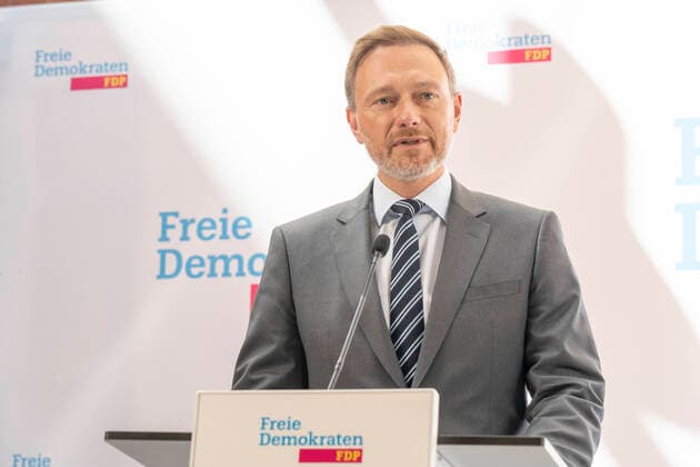 News Themen der Woche KW20 News Bilder des Tages Pressekonferenz der FDP zum Ausgang der Landtagswahl in Nordrhein-Westfalen und Auswirkungen auf die Bundespolitik - Christian Lindner, Parteivorsitzender und Bundesfinanzminister;Pressekonferenz der FDP zum Ausgang der Landtagswahl in Nordrhein-Westfalen und Auswirkungen auf die Bundespolitik - Christian Lindner, Parteivorsitzender und Bundesfinanzminister, Berlin Berlin Deutschland Parteizentrale *** FDP press conference on the outcome of the state election in North Rhine-Westphalia and implications for federal policy Christian Lindner, Party Chairman and Federal Finance Minister FDP press conference on the outcome of the state election in North Rhine-Westphalia and implications for federal policy Christian Lindner, Party Chairman and Fed