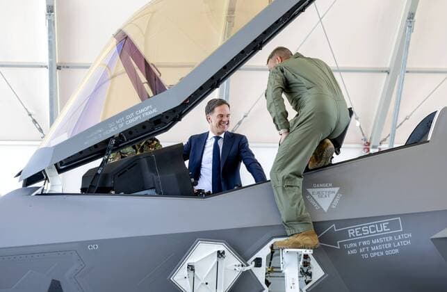News Themen der Woche KW20 News Bilder des Tages 2022-05-16 11:16:25 GRAF IGNATIEVO - Prime Minister Mark Rutte an F-35 at the Graf Ignatievo Air Base. Rutte is visiting Bulgaria for a meeting with the Dutch soldiers who participate in the NATO force there. Rutte also speaks with the Bulgarian Prime Minister Kiril Petkov, where the war in Ukraine is at the top of the agenda in the conversation between the two prime ministers. ANP ROBIN VAN LONKHUIJSEN netherlands out - belgium out *** 2022 05 16 11 16 25 GRAF IGNATIEVO Prime Minister Mark Rutte an F 35 at the Graf Ignatievo Air Base Rutte is visiting Bulgaria for a meeting with the Dutch soldiers who participate in the NATO force there Rutte also speaks with the Bulgarian Prime Minister Kiril Petkov, where the war in Ukraine is at the top  Copyright: xx x448640373x originalFilename: 448640373.jpg