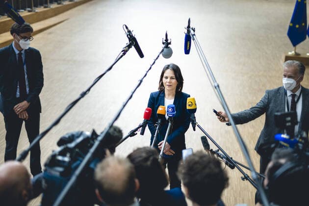 News Themen der Woche KW20 News Bilder des Tages Bundesaussenministerin Annalena Baerbock (Buendnis 90 Die Gruenen) im Rahmen eines Doorsteps beim Rat fuer Aussenbeziehungen. Bruessel, 16.05.2022. Bruessel Belgien *** German Foreign Minister Annalena Baerbock Buendnis 90 Die Gruenen during a doorstep meeting at the Council for External Relations Brussels, 16 05 2022 Brussels Belgium Copyright: xXanderxHeinlx