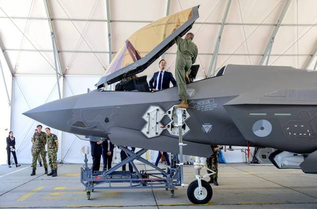 2022-05-16 11:15:32 GRAF IGNATIEVO - Prime Minister Mark Rutte with an F-35 at the Graf Ignatievo Air Base. Rutte is visiting Bulgaria for a meeting with the Dutch soldiers who participate in the NATO force there. Rutte also speaks with the Bulgarian Prime Minister Kiril Petkov, where the war in Ukraine is at the top of the agenda in the conversation between the two prime ministers. ANP ROBIN VAN LONKHUIJSEN netherlands out - belgium out *** 2022 05 16 11 15 32 GRAF IGNATIEVO Prime Minister Mark Rutte with an F 35 at the Graf Ignatievo Air Base Rutte is visiting Bulgaria for a meeting with the Dutch soldiers who participate in the NATO force there Rutte also speaks with the Bulgarian Prime Minister Kiril Petkov, where the war in Ukraine is  Copyright: xx x448641096x originalFilename: 448641096.jpg