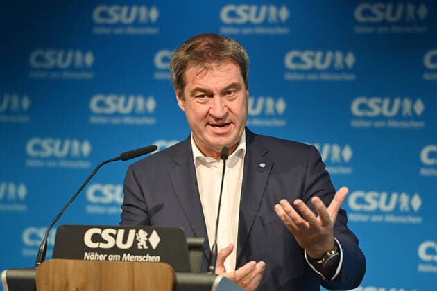 News Themen der Woche KW20 News Bilder des Tages Markus SOEDER (Ministerpraesident Bayern und CSU Vorsitzender), Gestik, Einzelbild,angeschnittenes Einzelmotiv, Portraet,Portrait,Porträt. Pressekonferenz im Anschluss an die Vorstandssitzung des CSU Praesidiums in der CSU Landesleitung in Muenchen am 16.05.2022. Vorstellung des neuen Generalsekretaers der CSU. *** Markus SOEDER Ministerpraesident Bayern und CSU Vorsitzender , gesture, single image, cropped single image, portrait, portrait press conference after the board meeting of the CSU Praesidium in the CSU Landesleitung in Munich on 16 05 2022 presentation of the new Secretary General of the CSU