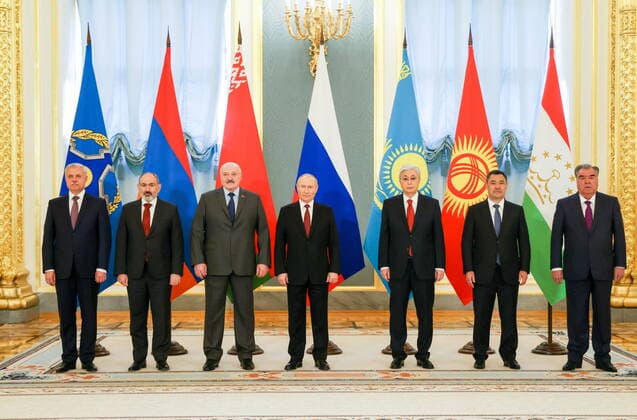 Bilder des Jahres 2022, News 05 Mai News Themen der Woche KW20 News Bilder des Tages MOSCOW, RUSSIA â€“ MAY 16, 2022: CSTO Secretary General Stanislav Zas, Armenia s Prime Minister Nikol Pashinyan, Belarusian President Alexander Lukashenko, Russia s President Vladimir Putin, Kazakhstan s President Kassym-Jomart Tokayev, Kyrgyzstan s President Sadyr Japarov and Tajikistan s President Emomali Rahmon (L-R) pose during a photograph session at a summit meeting of the leaders of CSTO member states in the Kremlin. The summit marks the 30th anniversary of signing the Collective Secutiry Treaty and the 20th anniversary of the establishment of the CSTO as a military alliance. Anton Novoderezhkin TASS  TS1313C4