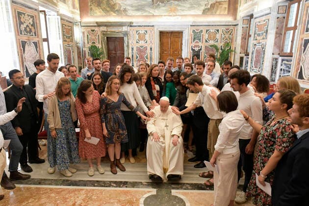 News Themen der Woche KW20 News Bilder des Tages May 16, 2022, Vatican City, Vatican City: This handout picture made available by Vatican Media Press Office shows Pope Francis giving audience to the members of the Fraternity Politics Chemin Neuf, Vatican City, 16 May 2022. ANSA Vatican Media Press Office handout Vatican City Vatican City - ZUMAa110 20220516_zaf_a110_006 Copyright: xVaticanxMediaxPressxOfficexHandox