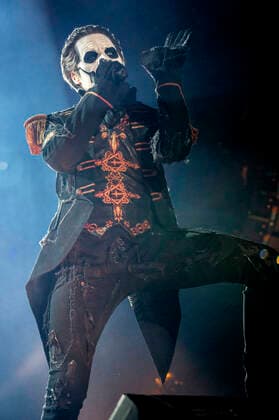 Tobias Forge von Ghost live bei einem Konzert der Imperator - Europe -Tour in der ZAG Arena. Hannover, 15.05.2022
