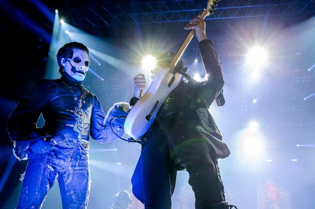 Tobias Forge und A Nameless Ghoul von Ghost live bei einem Konzert der Imperator - Europe -Tour in der ZAG Arena. Hannover, 15.05.2022