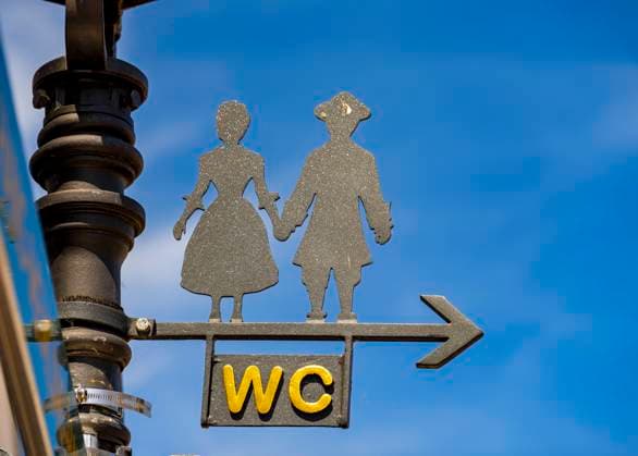 Hinweisschild für ein WC Seligenstadt Hessen Deutschland *** Sign for a toilet Seligenstadt Hesse Germany