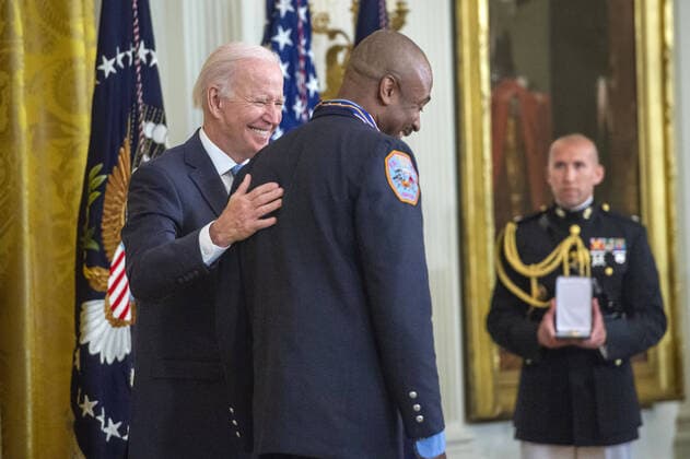 News Themen der Woche KW20 News Bilder des Tages President Joe Biden awards the Public Safety Officer Medal of Valor to New York City Firefighter Abraham Abe Miller during a ceremony in the East Room of the White House in Washington, DC on Monday, May 16, 2022. According to The White House, the medal is awarded to public safety officers who have exhibited exceptional courage, regardless of personal safety, in the attempt to save or protect others.  WAP2022051610 BONNIExCASH