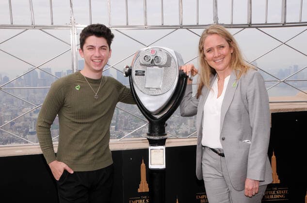 Bilder des Jahres 2022, Entertainment 05 Mai Entertainment Themen der Woche KW20 Entertainment Bilder des Tages May 16, 2022, New York, United States: Eitan Bernath and Jen McLean, COO of City Harvest, visit the Empire State Building to celebrate City Havest s Share Lunch Fight Hunger campaign in New York City. New York United States - ZUMAs197 20220516_zaa_s197_139 Copyright: xEfrenxLandaosx