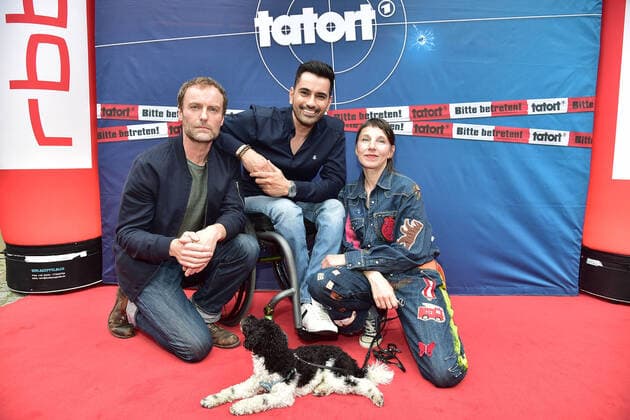 Bilder des Jahres 2022, Entertainment 05 Mai Entertainment Themen der Woche KW20 Entertainment Bilder des Tages Das Mädchen, das alleine nach Haus geht Mark Waschke, Tan Cagler, Meret Becker mit Hund Taxxi Premiere vom RBB Hauptstadtsender, TATORT - das Mädchen, das alleine nach Haus«geht. im Kino Delphi in Berlin am 16.05.2022 *** The girl who goes home alone Mark Waschke, Tan Cagler, Meret Becker with dog Taxxi premiere of the RBB Hauptstadtsender, TATORT the girl who goes home alone in the cinema Delphi in Berlin on 16 05 2022 Photopress Mueller