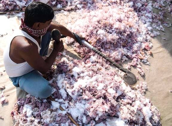 IMAGO Nature: Unsere Erde, Klimawandel, Baumwolle The traditional cotton artisans working at a cotton factory making blankets for the winter season. Agartala, Tripura, India. ÂxAbhisekxSahax xMajorityxWorld 925_08_MWC044427