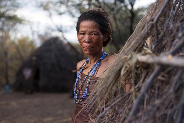 IMAGO Nature: Unsere Erde, Naturschutz, Indigene Völker Portraits of People from the Bushmen Naro Tribe. Botswana is home to approximately 63,500 San people, which is roughly 2.8% of the country s population, making it the country with the highest population of San people. The San peoples (also Saan), or Bushmen, are members of various Khoe, Tuu, or KxÊ¼a-speaking indigenous hunter-gatherer groups that are the first nations of Southern Africa. Botswana. LetsoxLeipego xMajorityxWorld 925_11_MWC039273