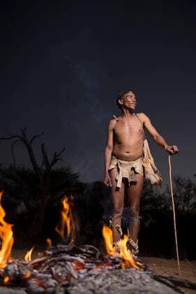 IMAGO Nature: Unsere Erde, Naturschutz, Indigene Völker Portraits of People from the Bushmen Naro Tribe. Botswana is home to approximately 63,500 San people, which is roughly 2.8% of the country s population, making it the country with the highest population of San people. The San peoples (also Saan), or Bushmen, are members of various Khoe, Tuu, or KxÊ¼a-speaking indigenous hunter-gatherer groups that are the first nations of Southern Africa. Botswana. LetsoxLeipego xMajorityxWorld 925_11_MWC039281