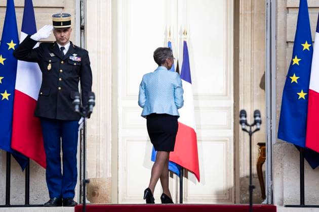 News Bilder des Tages Paris, France, May 16, 2022 - Former Labour Minister and new Prime Minister Elisabeth Borne gets inside the Hotel Matignon, French Prime ministers official residence, at the end of the handover ceremony.  Copyright: xAlexisxSciardx