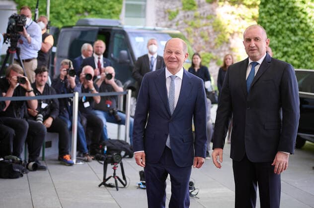 News Themen der Woche KW20 News Bilder des Tages Olaf Scholz trifft den Staatspräsidenten Bulgariens Rumen Radew in Berlin Bundeskanzler Olaf Scholz (SPD) begrüßt den Staatspräsidenten der Republik Bulgarien Rumen Radew am 16.05.2022 im Bundeskanzleramt in Berlin. Berlin Bundeskanzleramt Berlin Deutschland *** Olaf Scholz meets the President of Bulgaria Rumen Radev in Berlin Federal Chancellor Olaf Scholz SPD welcomes the President of the Republic of Bulgaria Rumen Radev on 16 05 2022 at the Federal Chancellery in Berlin Berlin Federal Chancellery Berlin Germany