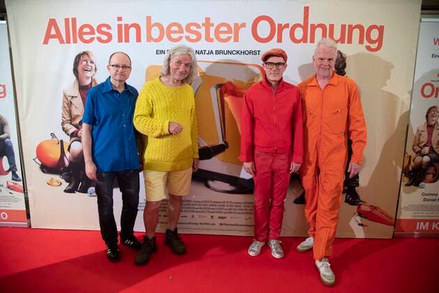 Bilder des Jahres 2022, Entertainment 05 Mai Entertainment Themen der Woche KW20 Entertainment Bilder des Tages die Musiker der Band ERDMOEBEL, Filmpremiere ALLES IN BESTER ORDNUNG in der Lichtburg in Essen, 16.05.2022. *** the musicians of the band ERDMOEBEL, film premiere ALLES IN BESTER ORDNUNG at the Lichtburg in Essen, 16 05 2022