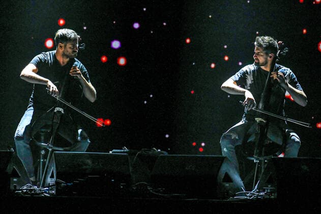 Entertainment Bilder des Tages 16.05.2022, xlakx, Entertainment Musik, 2Cellos - Konzert emspor, v.l.Die Kroatischen Cellisten Stjepan Hause und Luka Sulic, 2CELLOS, sorgen fuer musikalische Unterhaltung in der Mercedes Benz Arena Berlin Berlin