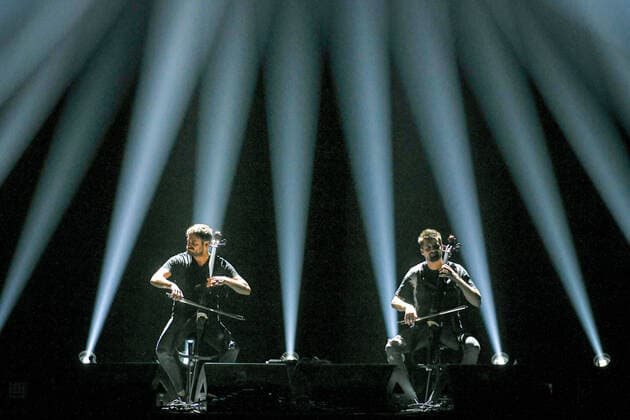 16.05.2022, xlakx, Entertainment Musik, 2Cellos - Konzert emspor, v.l.Die Kroatischen Cellisten Stjepan Hause und Luka Sulic, 2CELLOS, sorgen fuer musikalische Unterhaltung in der Mercedes Benz Arena Berlin Berlin