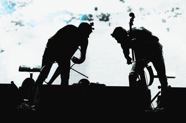 16.05.2022, xlakx, Entertainment Musik, 2Cellos - Konzert emspor, v.l.Die Kroatischen Cellisten Stjepan Hause und Luka Sulic, 2CELLOS, sorgen fuer musikalische Unterhaltung in der Mercedes Benz Arena Berlin Berlin