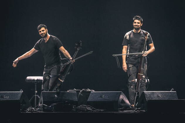 16.05.2022, xlakx, Entertainment Musik, 2Cellos - Konzert emspor, v.l.Die Kroatischen Cellisten Stjepan Hause und Luka Sulic, 2CELLOS, sorgen fuer musikalische Unterhaltung in der Mercedes Benz Arena Berlin Berlin