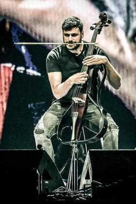 16.05.2022, xlakx, Entertainment Musik, 2Cellos - Konzert emspor, v.l.Der Kroatische Cellist Stjepan Hause 2CELLOS, sorgen fuer musikalische Unterhaltung in der Mercedes Benz Arena Berlin Berlin
