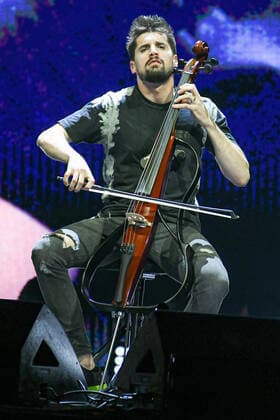 16.05.2022, xlakx, Entertainment Musik, 2Cellos - Konzert emspor, v.l.Der Kroatische Cellist Luka Sulic, 2CELLOS sorgen fuer musikalische Unterhaltung in der Mercedes Benz Arena Berlin Berlin