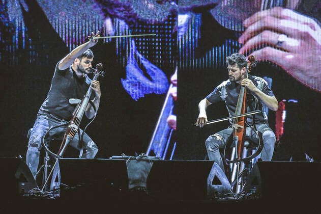 16.05.2022, xlakx, Entertainment Musik, 2Cellos - Konzert emspor, v.l.Die Kroatischen Cellisten Stjepan Hause und Luka Sulic, 2CELLOS, sorgen fuer musikalische Unterhaltung in der Mercedes Benz Arena Berlin Berlin