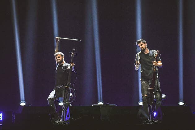 16.05.2022, xlakx, Entertainment Musik, 2Cellos - Konzert emspor, v.l.Die Kroatischen Cellisten Stjepan Hause und Luka Sulic, 2CELLOS, sorgen fuer musikalische Unterhaltung in der Mercedes Benz Arena Berlin Berlin