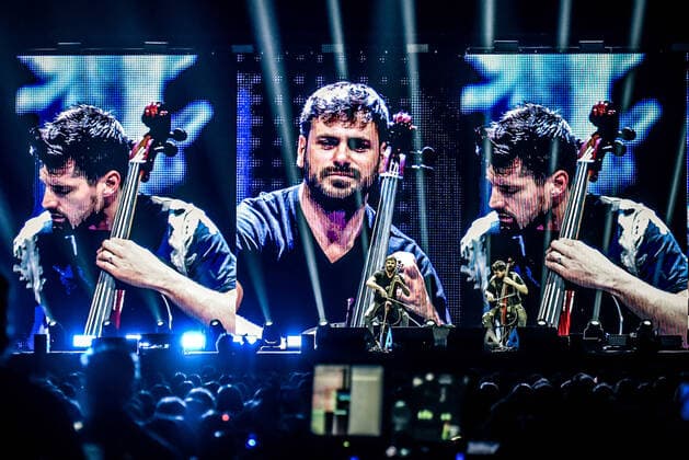 16.05.2022, xlakx, Entertainment Musik, 2Cellos - Konzert emspor, v.l.Die Kroatischen Cellisten Stjepan Hause und Luka Sulic, 2CELLOS, sorgen fuer musikalische Unterhaltung in der Mercedes Benz Arena Berlin Berlin
