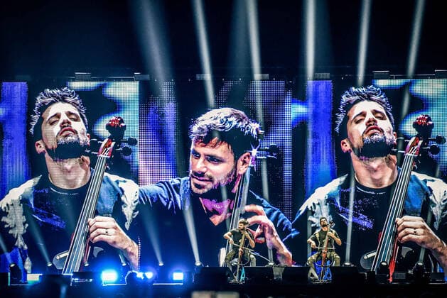 16.05.2022, xlakx, Entertainment Musik, 2Cellos - Konzert emspor, v.l.Die Kroatischen Cellisten Stjepan Hause und Luka Sulic, 2CELLOS, sorgen fuer musikalische Unterhaltung in der Mercedes Benz Arena Berlin Berlin