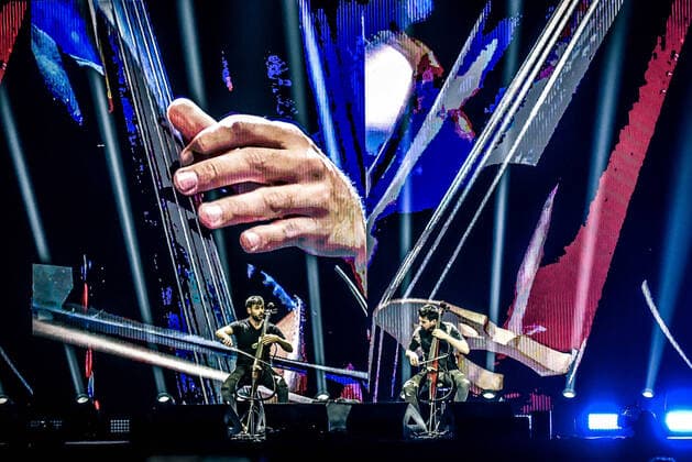 16.05.2022, xlakx, Entertainment Musik, 2Cellos - Konzert emspor, v.l.Die Kroatischen Cellisten Stjepan Hause und Luka Sulic, 2CELLOS, sorgen fuer musikalische Unterhaltung in der Mercedes Benz Arena Berlin Berlin