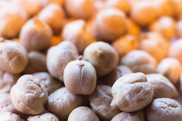 IMAGO Nature: Unsere Erde, Klimawandel, Ernährung, Pflanzen der Zukunft, Kichererbse Chickpeas Close Up. Pile of Organic Uncooked Chickpeas. Gold Chickpeas Background. Healthy Vegan Food Hummus With Chickpeas. Selective Focus and Shallow Depth of Field. , 22567128.jpg, chickpeas, chick, chick-pea, chickpea, organic, hummus, closeup, cooking, cuisine, delicious, detail, diet, dish, dried, dry, eat, falafel, food, fresh, garbanzo, golden, grain, health, healthy, ingredient, ingredients, isolated, legume, macro, meal, natural, nutrition, nutritious, pea, peas, pile, plant, protein, raw, seed, uncooked, vegan, vegetable, vegetarian, veggie, agriculture, background, bean, beans, brown,