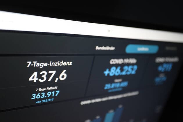 Dashboard des RKI, die 7-Tage-Inzidenz liegt nun bei 437,6 7-Tage-Inzidenz, Dashboard des RKI auf einem Monitor am 17.05.2022 in Siegen Deutschland.