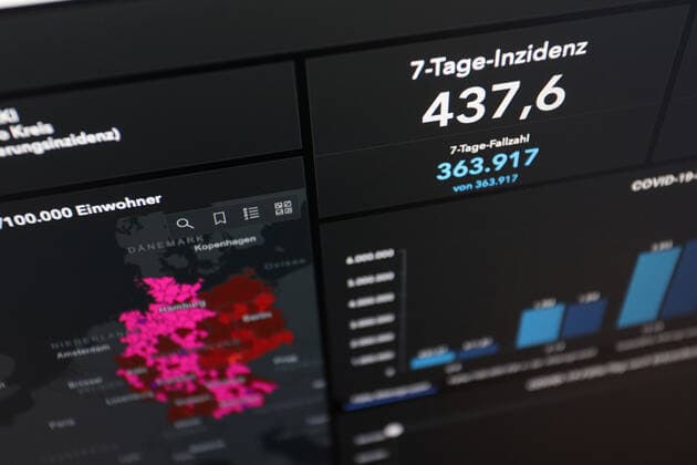 Dashboard des RKI, die 7-Tage-Inzidenz liegt nun bei 437,6 7-Tage-Inzidenz, Dashboard des RKI auf einem Monitor am 17.05.2022 in Siegen Deutschland.