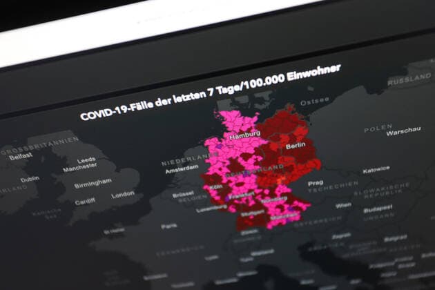 Dashboard des RKI, die 7-Tage-Inzidenz liegt nun bei 437,6 7-Tage-Inzidenz, Dashboard des RKI auf einem Monitor am 17.05.2022 in Siegen Deutschland.