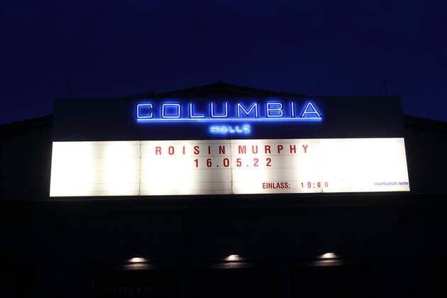 Leuchtschrift am Eingang beim Konzert von Roisin Murphy in der Columbiahalle in Berlin, 16. Mai 2022. Roisin Murphy Konzert Berlin