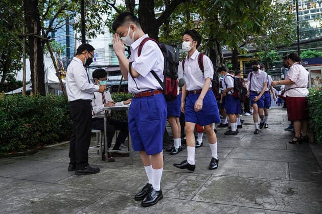 School Classes Resume As Covid-19 Restrictions Ease In Bangkok. Students arrive to school as in-person classes resume amid the COVID-19 pandemic at Assumption College in Bangkok, Thailand, 17 May 2022. Bangkok Bangkok Thailand  Copyright: xAnusakxLaowilasx originalFilename: laowilas-notitle220517_npq1u.jpg