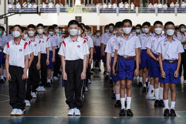 School Classes Resume As Covid-19 Restrictions Ease In Bangkok. Students wear facemasks, as they attend a flag-raising ceremony before the start of classes at Assumption College in Bangkok, Thailand, 17 May 2022. Bangkok Bangkok Thailand  Copyright: xAnusakxLaowilasx originalFilename: laowilas-notitle220517_npaj5.jpg