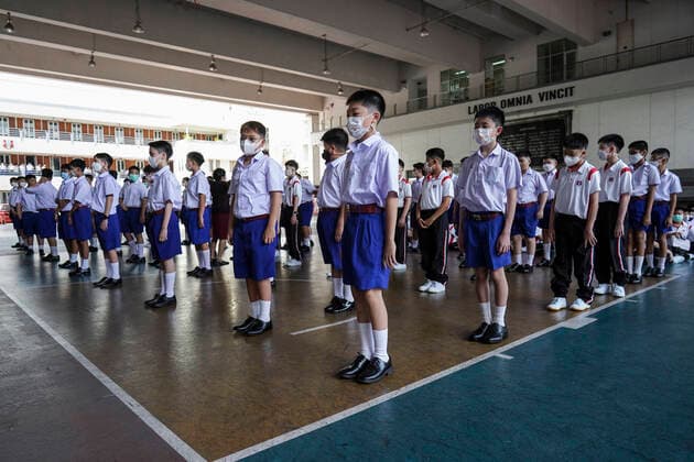 School Classes Resume As Covid-19 Restrictions Ease In Bangkok. Students wear facemasks, as they attend a flag-raising ceremony before the start of classes at Assumption College in Bangkok, Thailand, 17 May 2022. Bangkok Bangkok Thailand  Copyright: xAnusakxLaowilasx originalFilename: laowilas-notitle220517_npHho.jpg