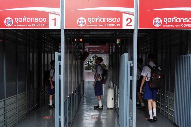 School Classes Resume As Covid-19 Restrictions Ease In Bangkok. Student check the temperatures as arrives of school after the resuming classes at Assumption College in Bangkok, Thailand, 17 May 2022. Bangkok Bangkok Thailand  Copyright: xAnusakxLaowilasx originalFilename: laowilas-notitle220517_npiCj.jpg