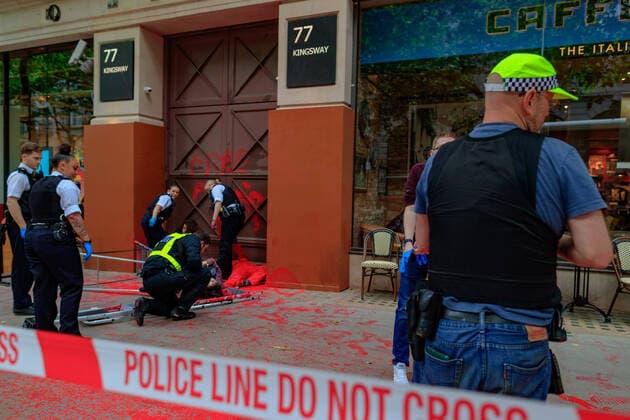 News Themen der Woche KW20 News Bilder des Tages British Police arrived at the scene after Palestine Action activists sprayed red colour at the doorstep of Elbit Systems and locked themselves to the Israeli Arms manufacturer HQs in London on Tuesday, May 17, 2022. Activists say that the occupation aims to be as disruptive as possible, aiming to prevent Elbit from resuming its business of bloodshed. Police arrived at the scene following the action and are inspecting the situation. One out of three activists is already arrested. (VX Photo Vudi Xhymshiti), UK rights Group for Palestine London 77 Kingsway England United Kingdom  , Copyright: xVudixXhymshitix