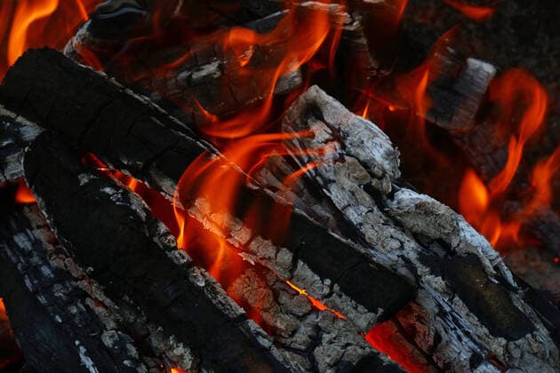 IMAGO Nature: Unsere Erde, Ressourcen, Kohle Blaze of bonfire, wood fire flame heat spires burning in fireplace with smoke close up , 22882036.jpg, Fire, bonfire, flame, wood, ember, blaze, burn, closeup, coal, heat, fireplace, hot, bbq, barbecue, charcoal, burning, campfire, cooking, close, up, red, yellow, orange, ashes, dark, black, tongues, fingers, flicker, flare, spire, smoke, light,