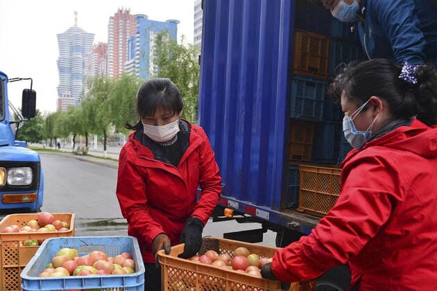 Coronavirus in Nordkorea, Eindrücke aus Pjöngjang COVID fears in N. Korea Masked workers carry vegetables to a greengrocer s shop in Pyongyang on May 16, 2022, for distribution to households amid growing fears over the spread of COVID-19.  A14AA0001290825P